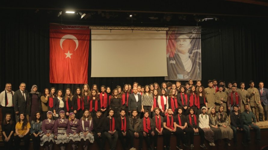 The-march-of-Kabatas-High-School-by-the-choir-of-our-school